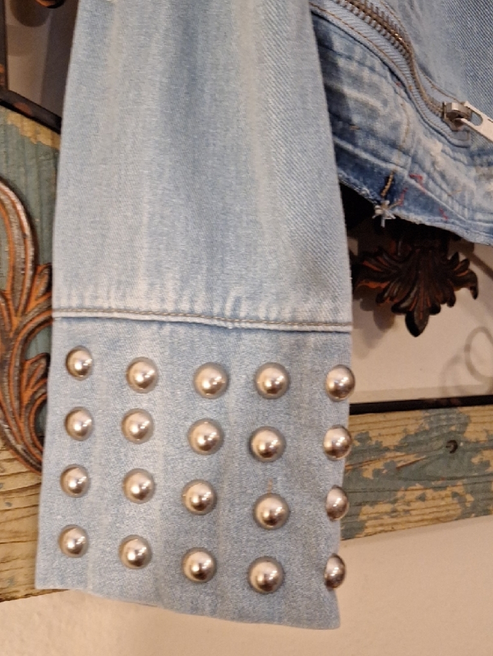 Light Blue Distressed Cropped Denim Jacket with Studded Cuffs. NWT Size Medium - Picture 10 of 16